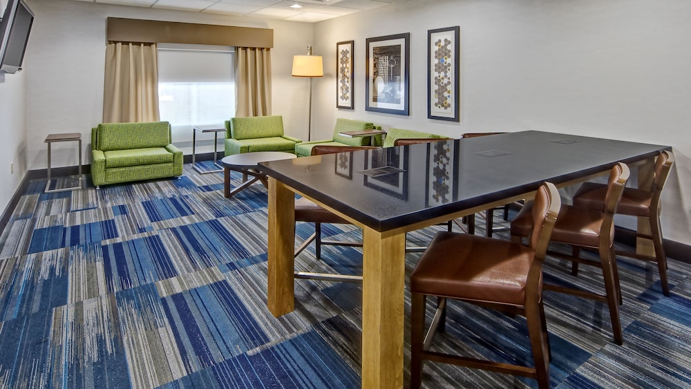 Holiday Inn Express Hotel Suites Cookeville 67/73