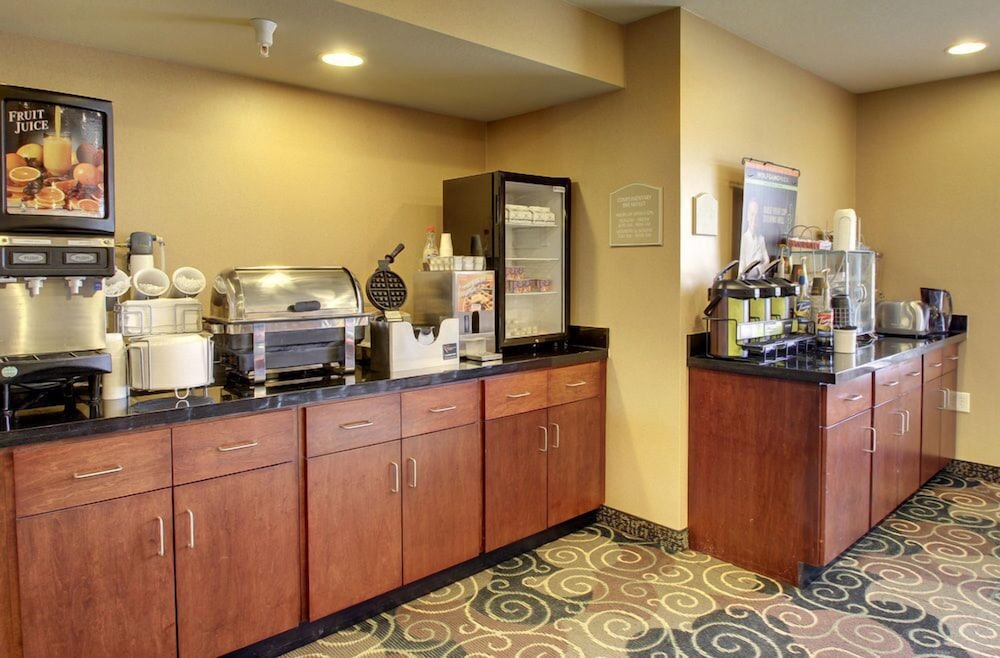 Cobblestone Hotel Amp Suites Crookston 25/39
