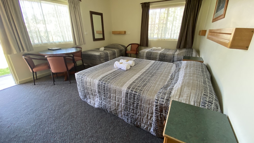 BUCKETTS WAY MOTEL 4/33