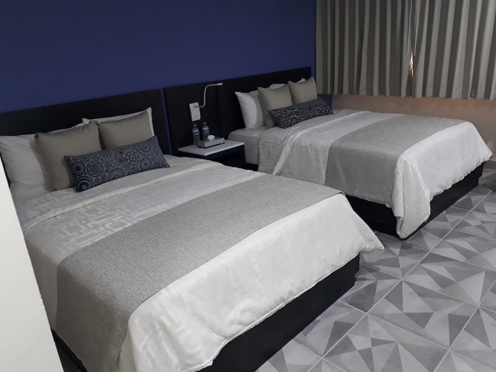 Corona Plaza Hotel 25/70