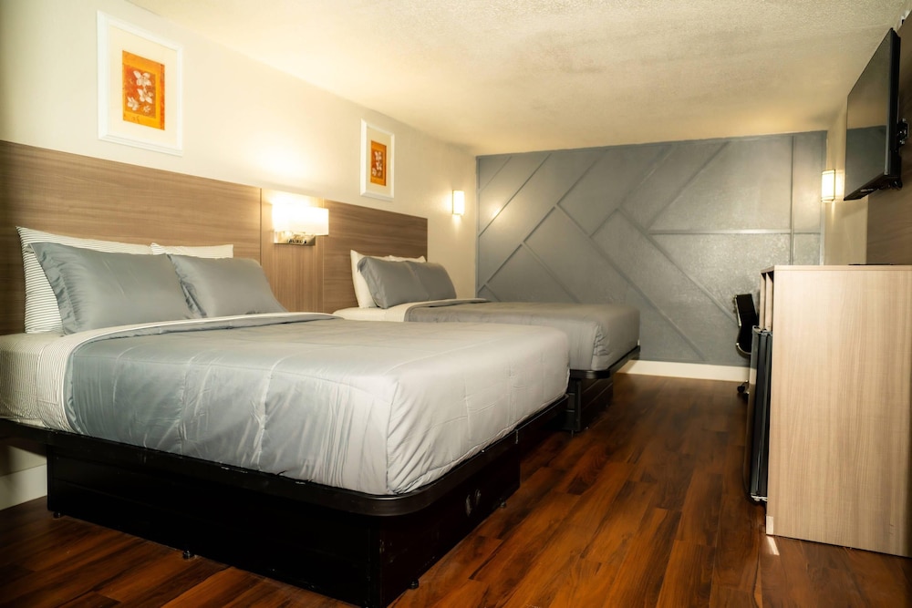 STANDARD, 2 QUEEN BEDS