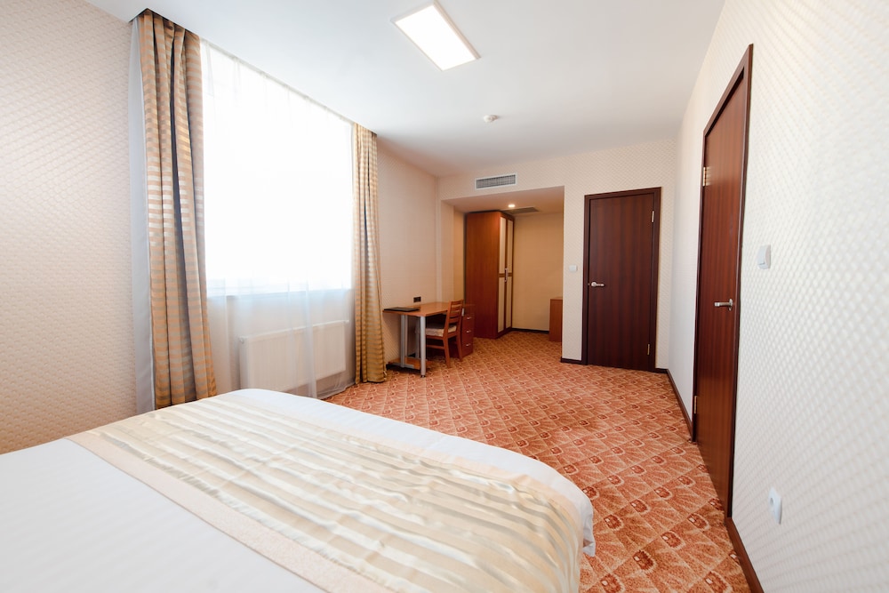 Springs Hotel 30/83