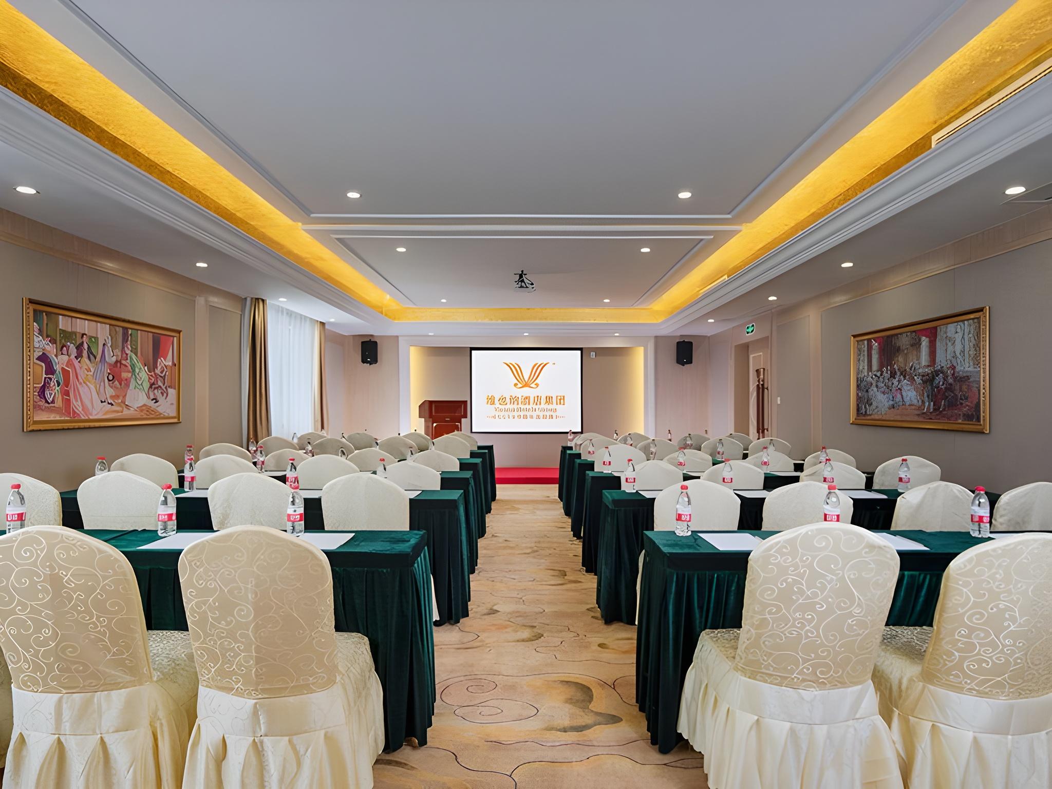 Vienna Hotel (Chengdou Dufu Thatched Cottage Jinsha Site) 33/37