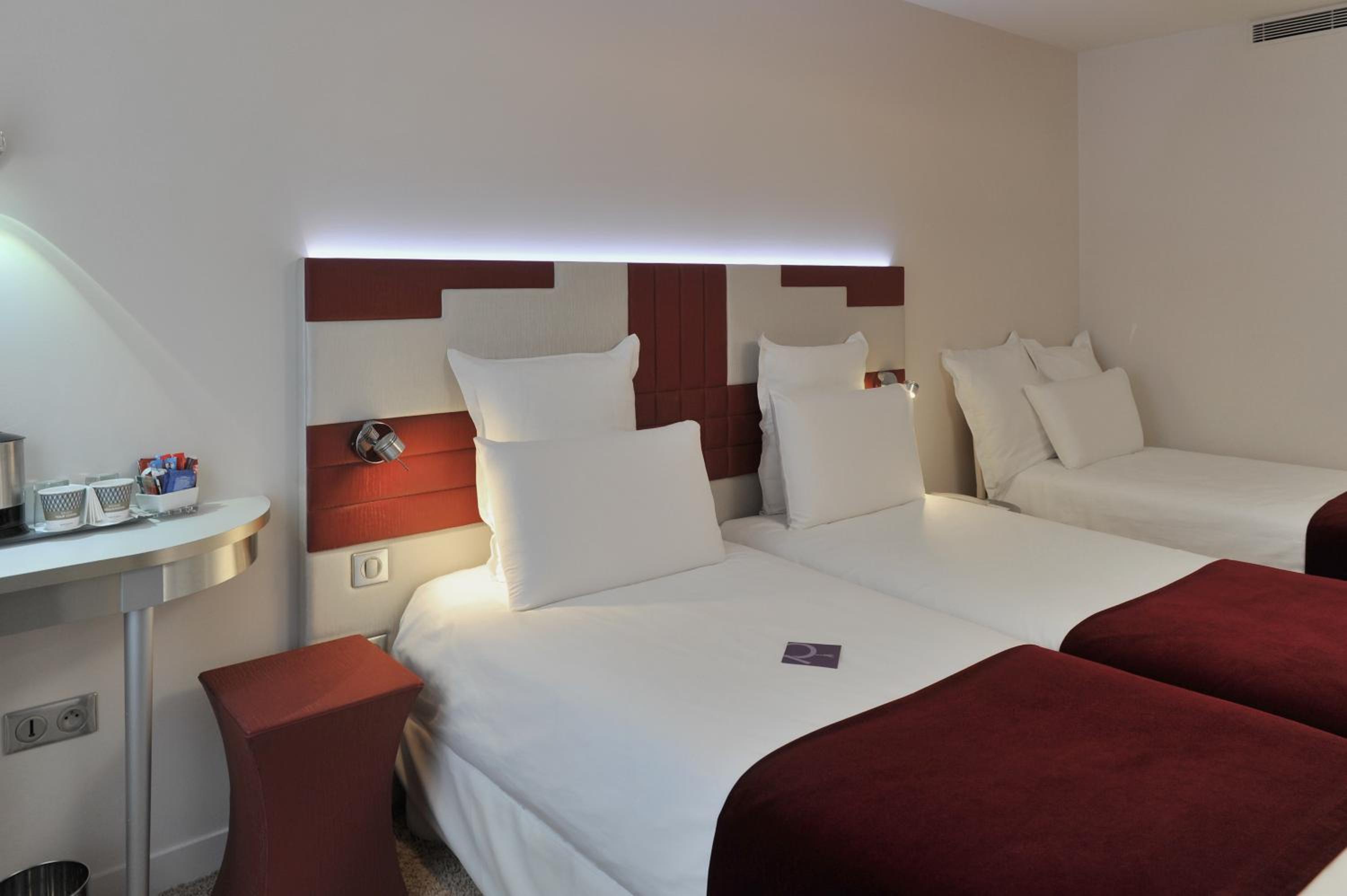 SUPERIOR, TWIN BEDS, SOFA