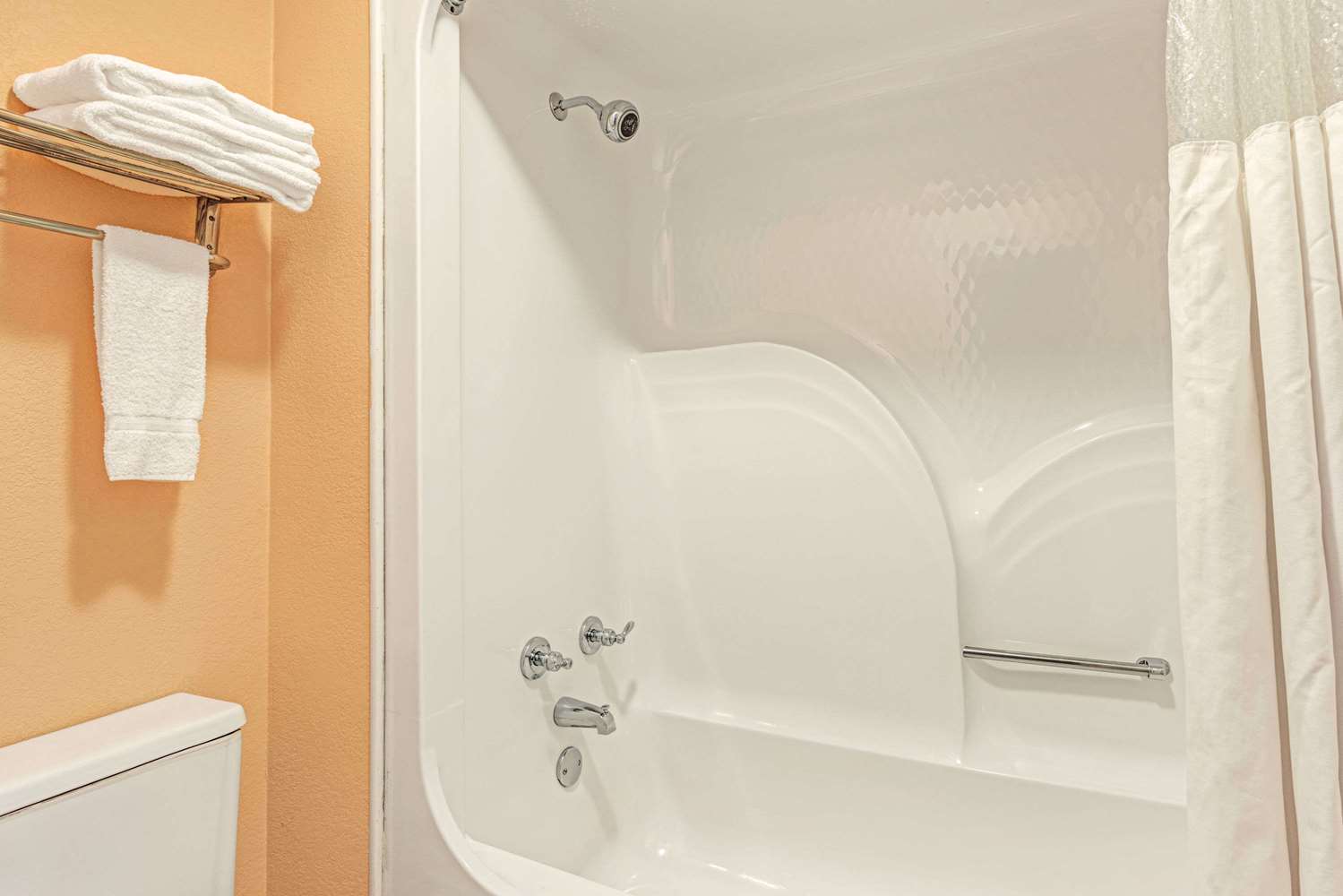 Days Inn & Suites by Wyndham Osceola AR 19/19