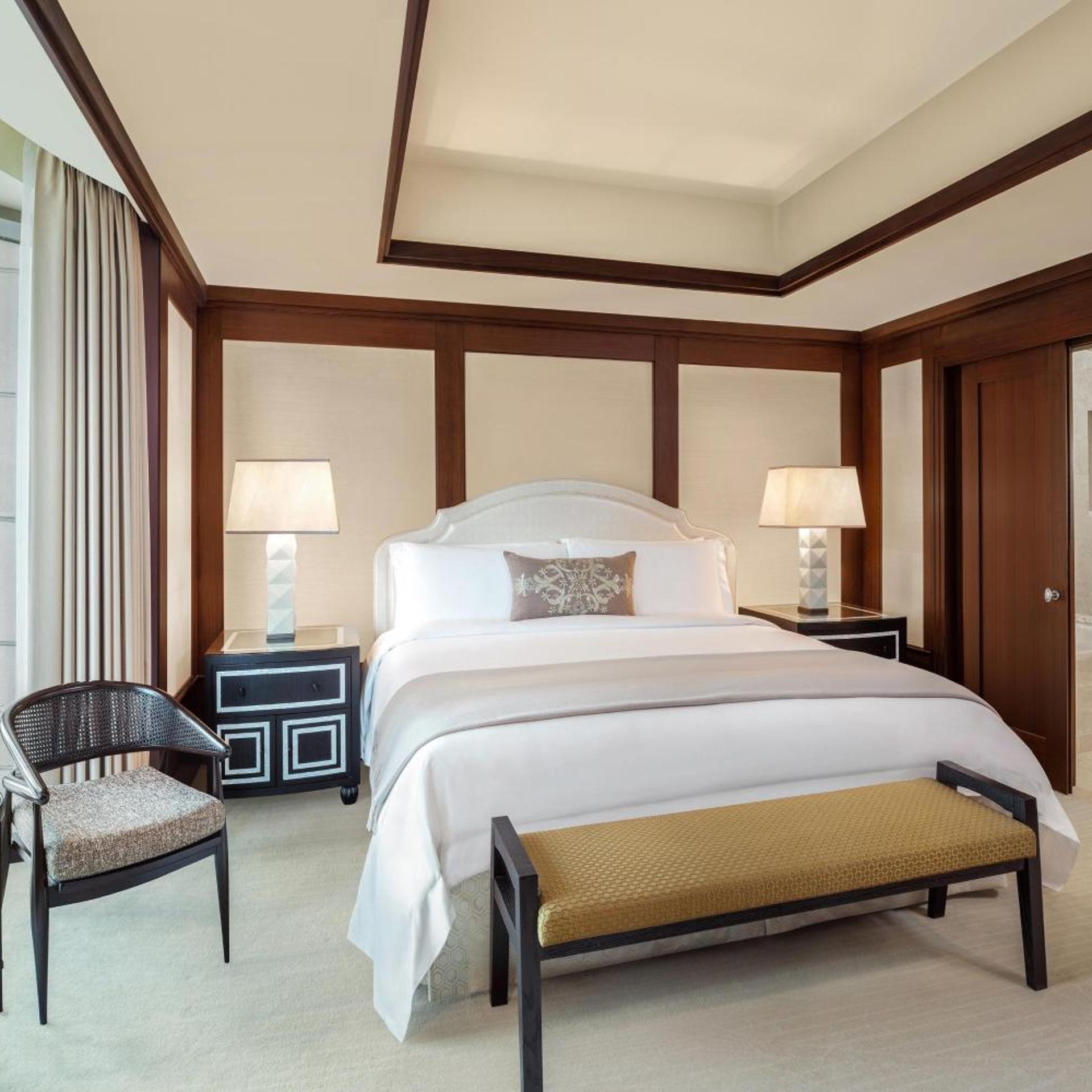 1 Bedroom, Metropolitan, Suite, King Bed, Partial River View