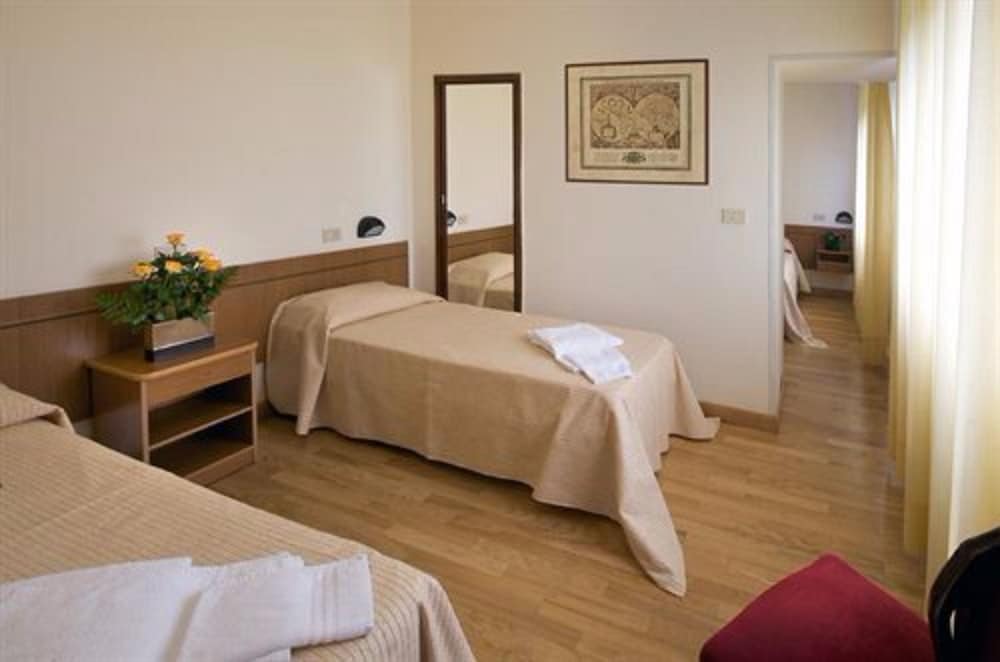 ROOM, DOUBLE OR TWIN BED