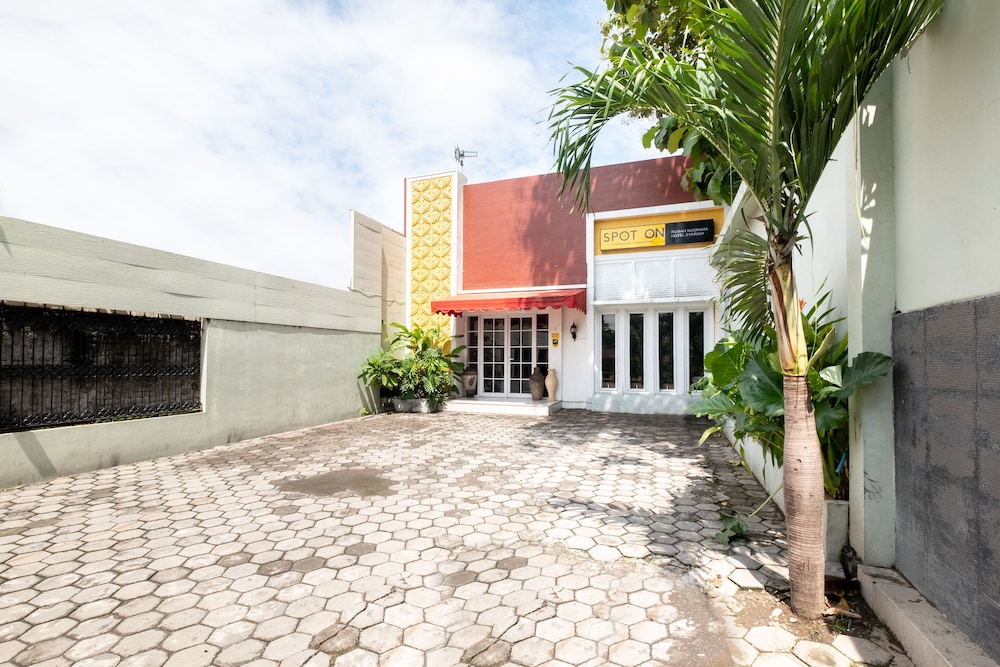 SPOT ON 2419 Rumah Nugraha Hotel Syariah 43/45
