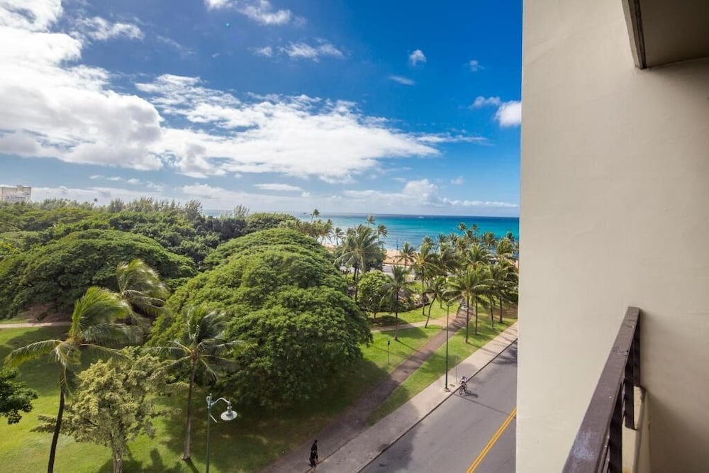 Castle Waikiki Grand Hotel 61/70