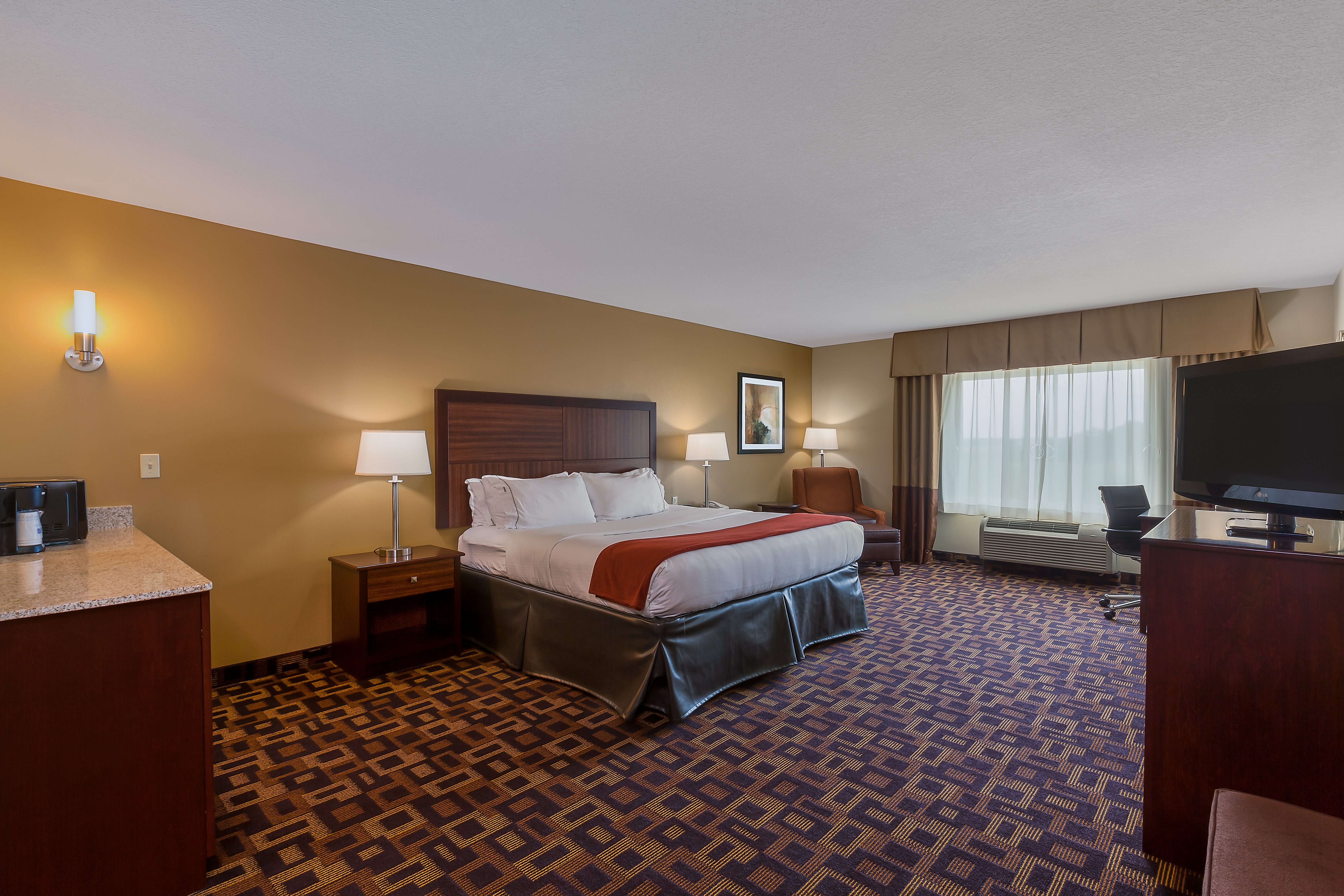 Holiday Inn Express Hotel and Suites Salina 13/62