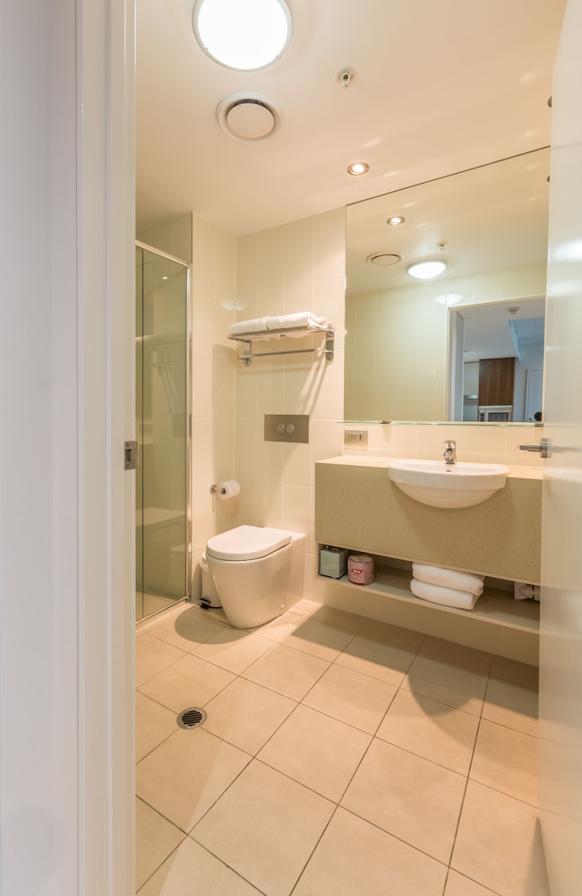 1 Bedroom, Apartment, King Bed, Hinterland View، Wyndham Hotel Surfers Paradise 2/2