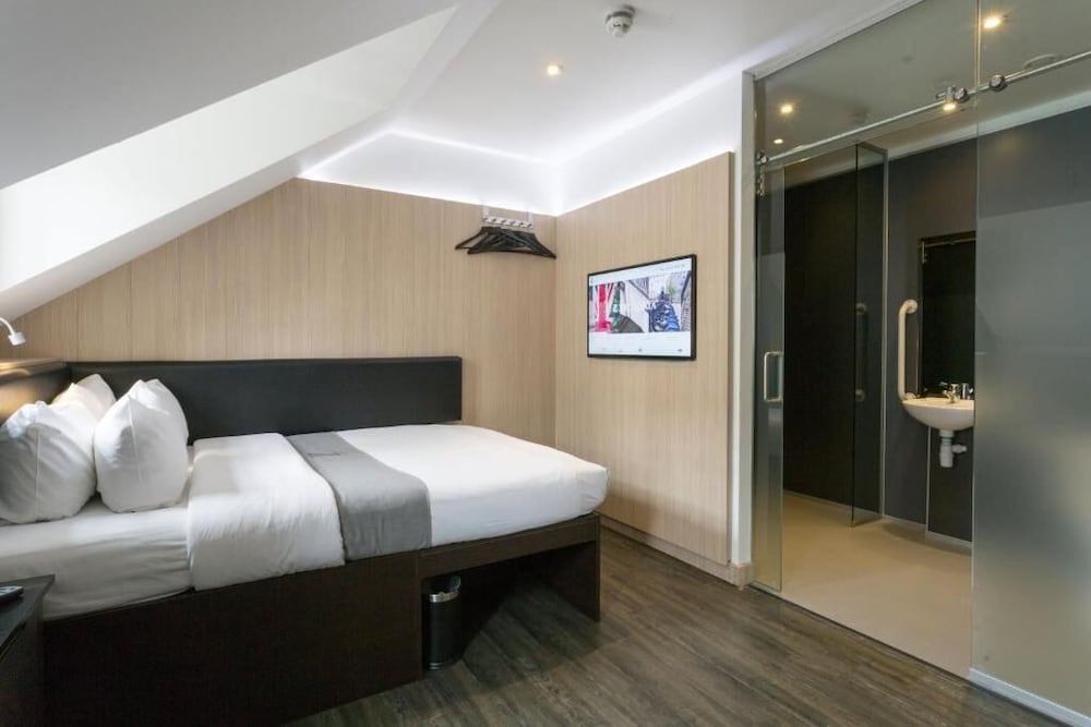 ROOM, QUEEN BED, ACCESSIBLE