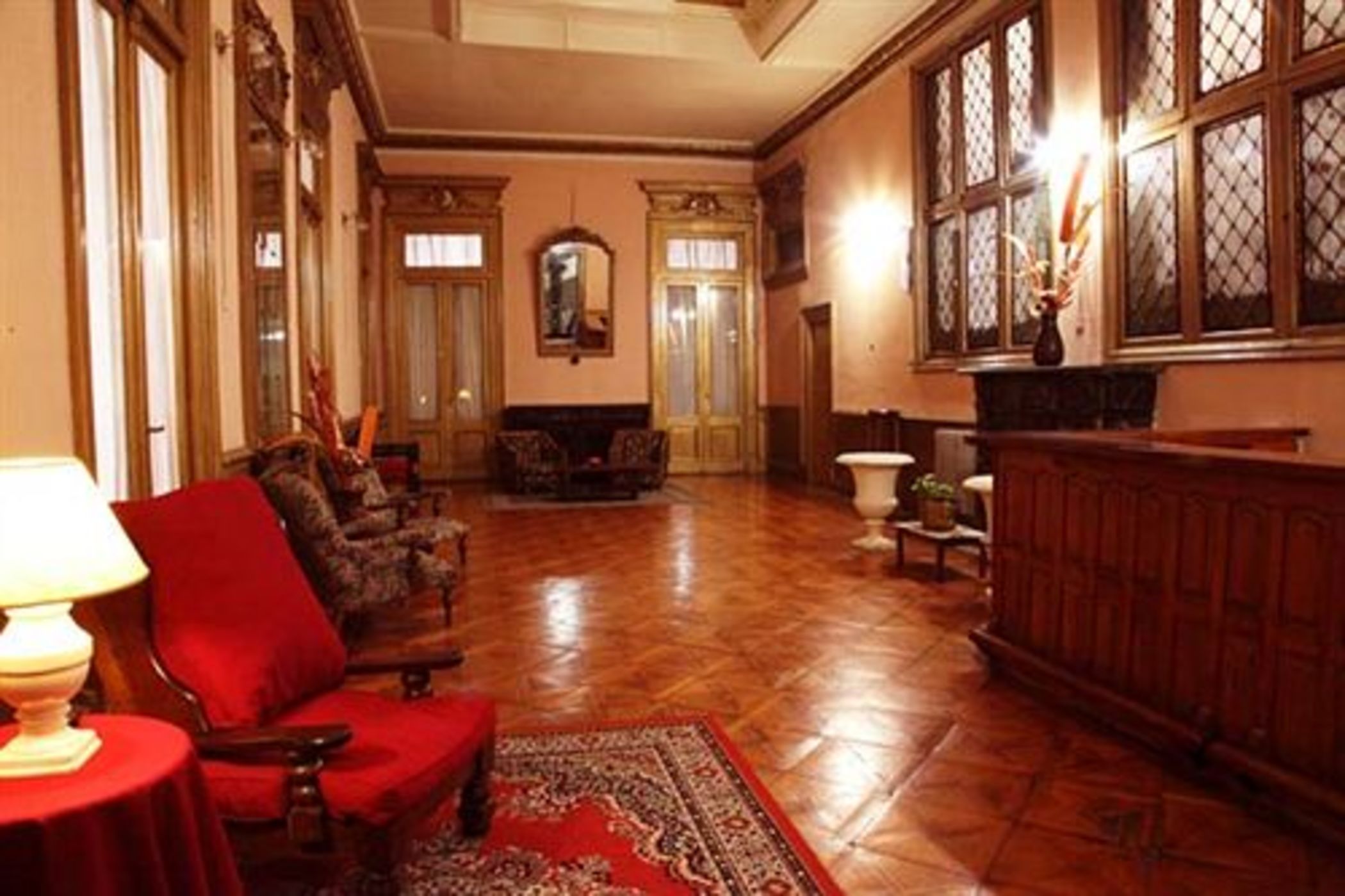 HOTEL REINA 10/18