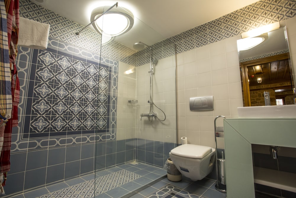 Char Me Boutique Hotel 73/77