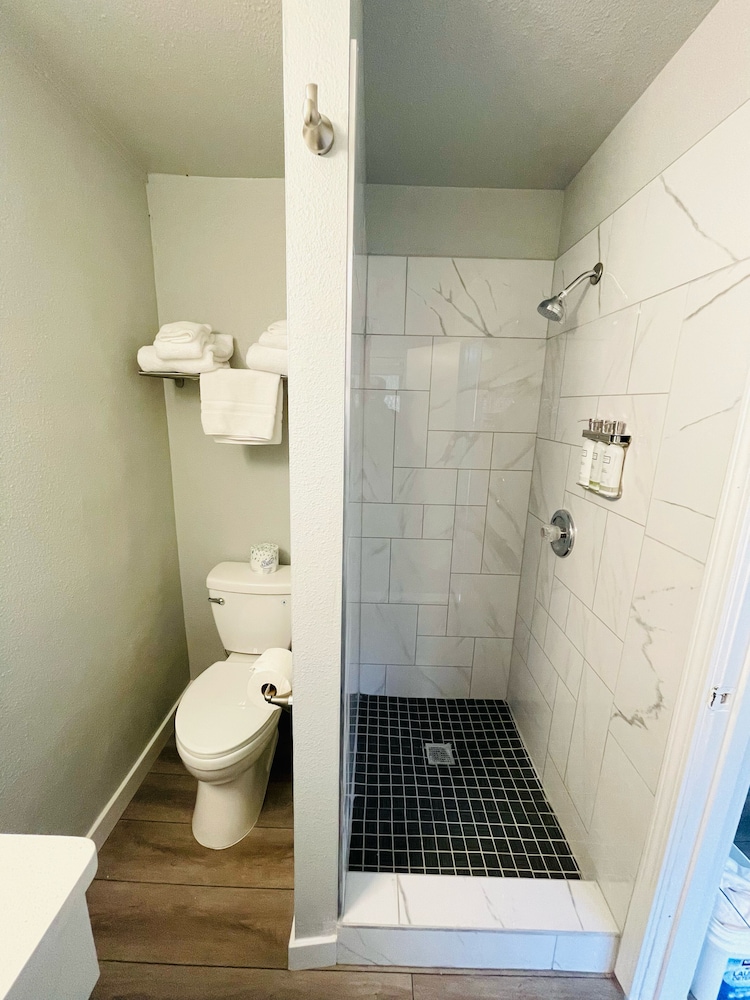 Tides Inn Suites 70/75