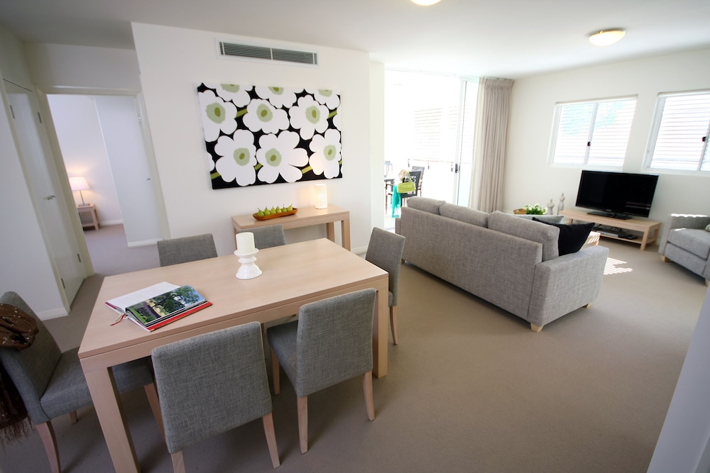 DOMAIN SERVICED APARTMENTS 33/52