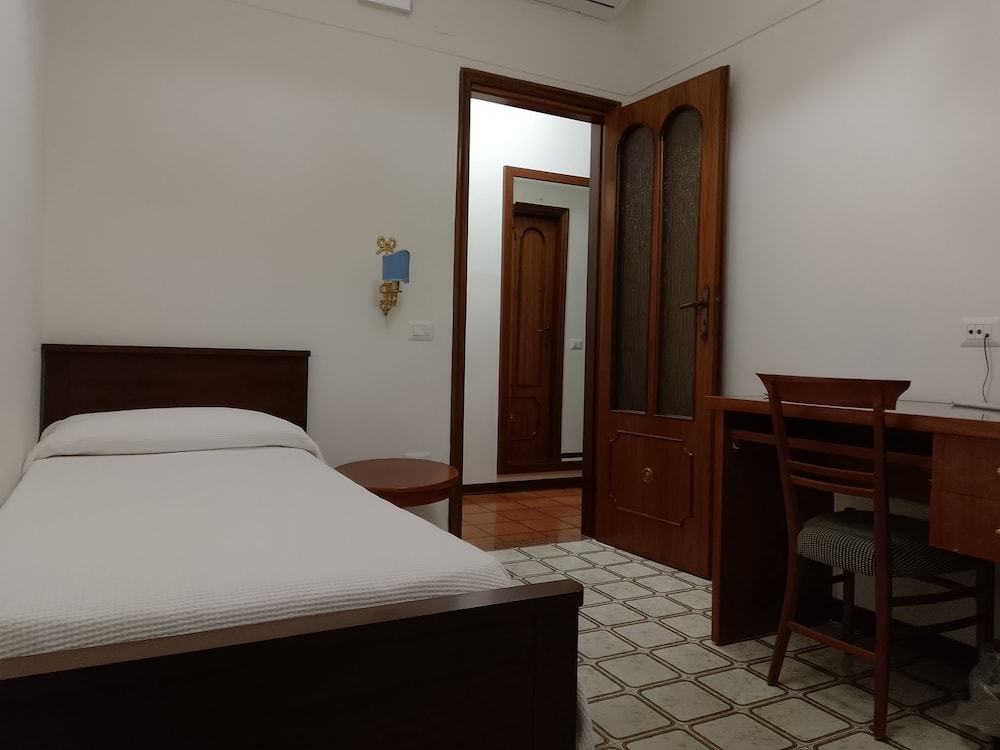 3 Bedrooms, Apartment, 1 Single and 2 Double Beds, Sea View