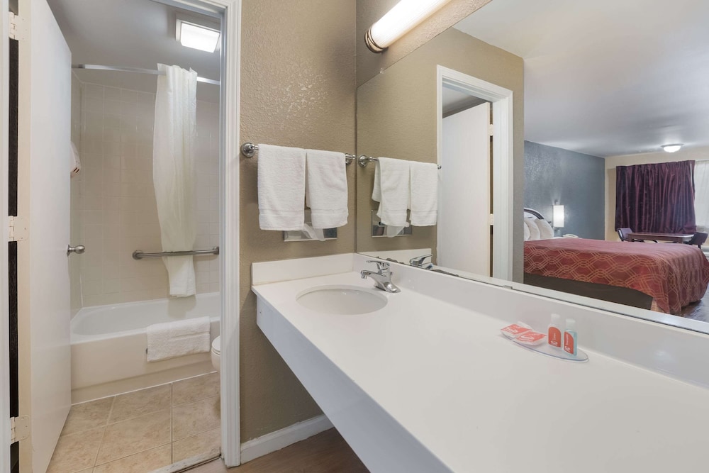 Econo Lodge Thomaston 23/35