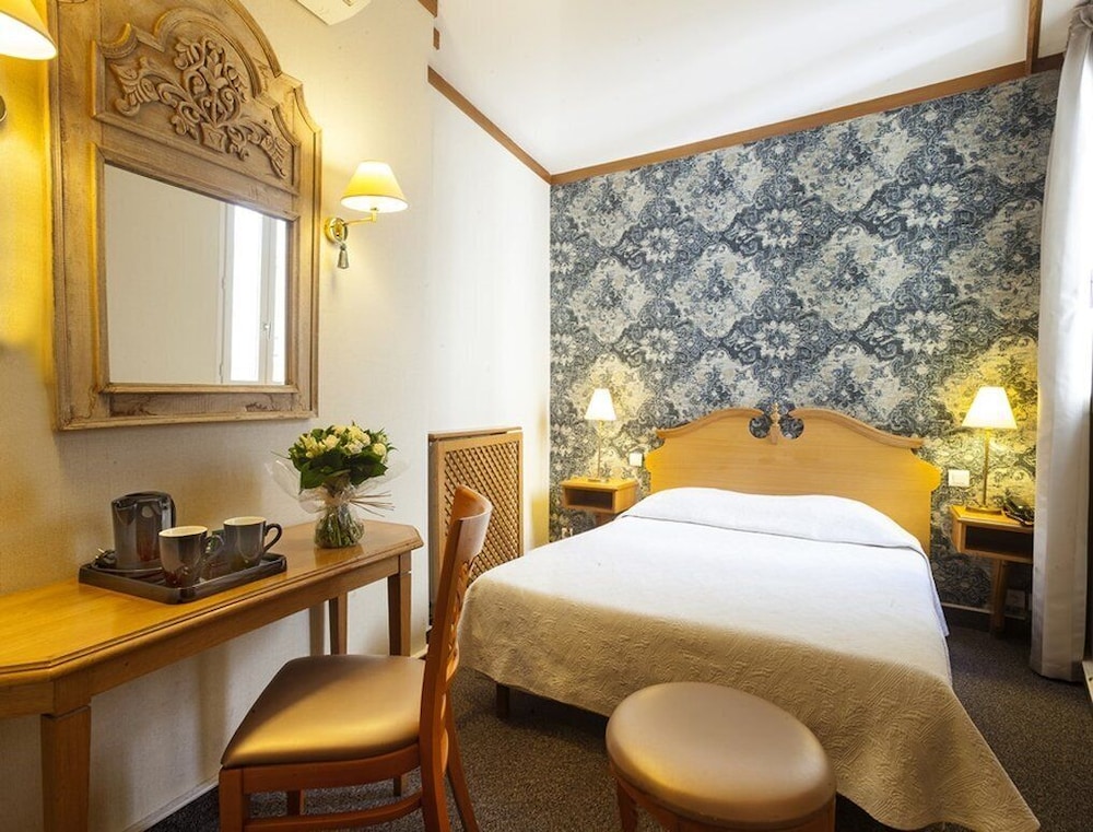 Hotel De Fleurie 17/50