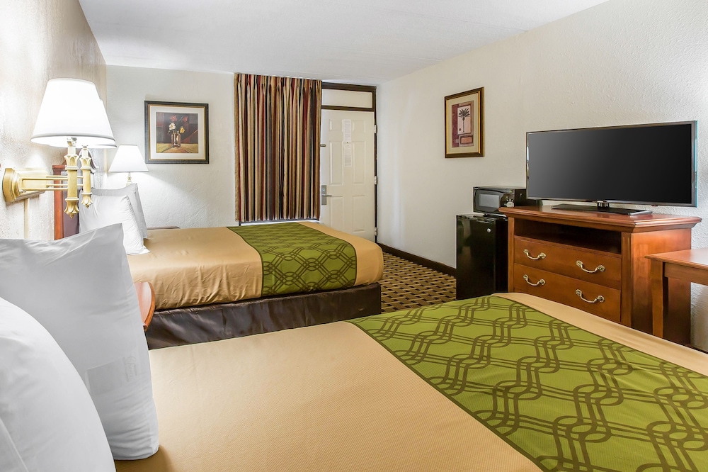 Econo Lodge Savannah Midtown 17/23