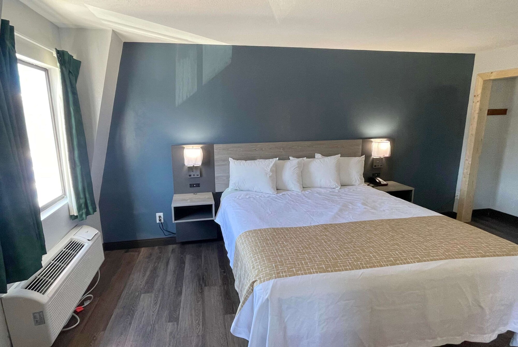 ROOM, KING BED