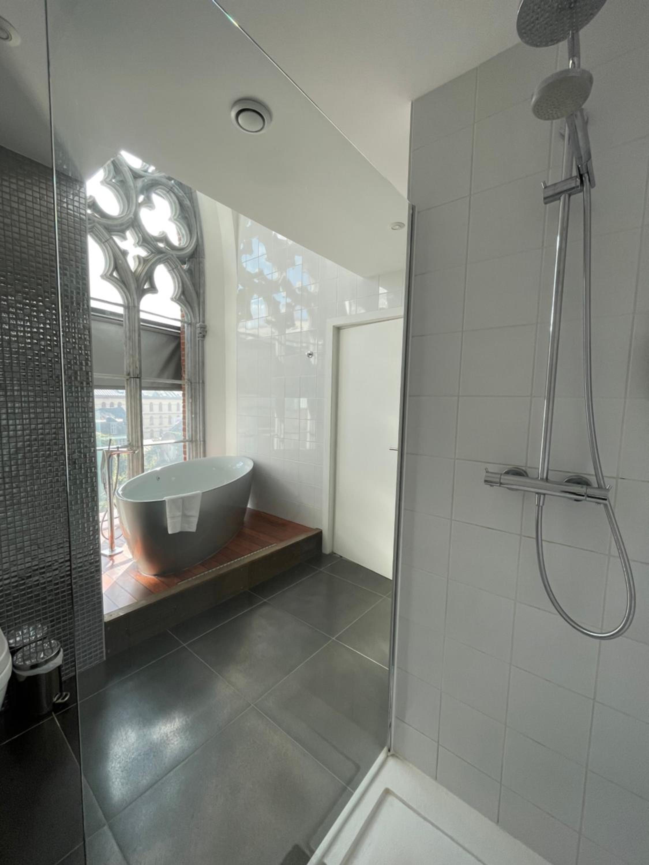 Suite, Queen Bed, Jetted Tub, Hotel Dream 2/2