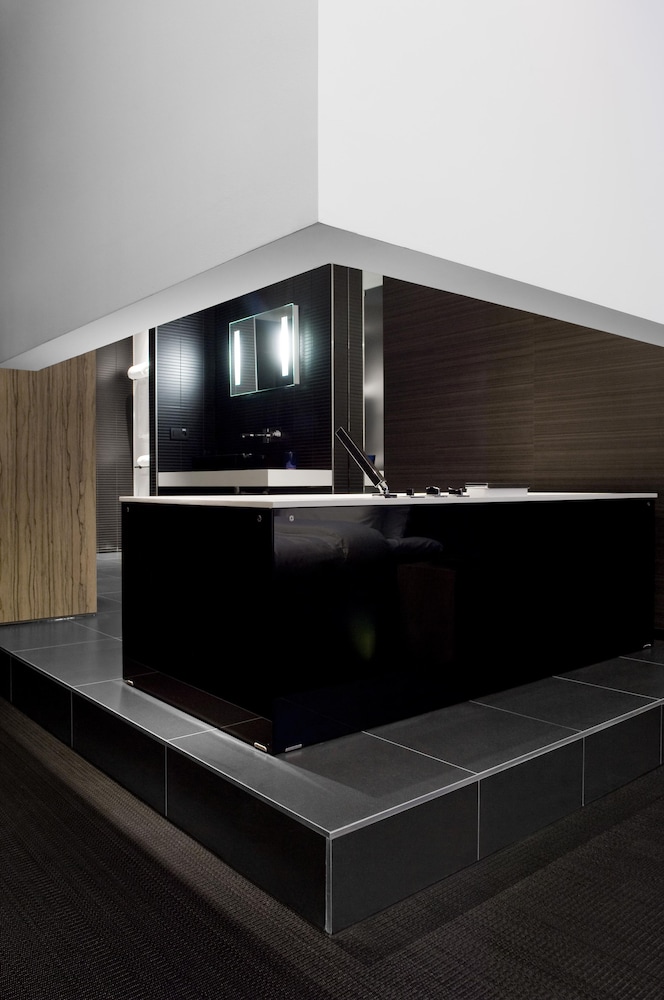 Carbon Hotel 33/61
