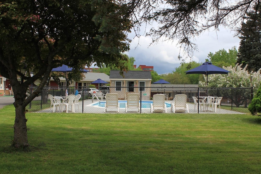 Berkshire Inn 6/32