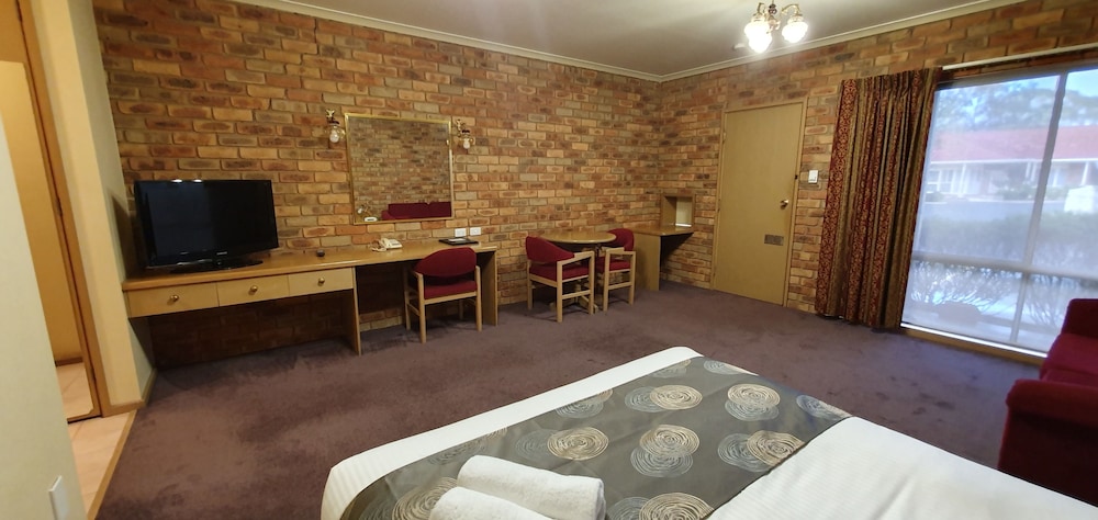 PINES COUNTRY CLUB MOTOR INN 22/31