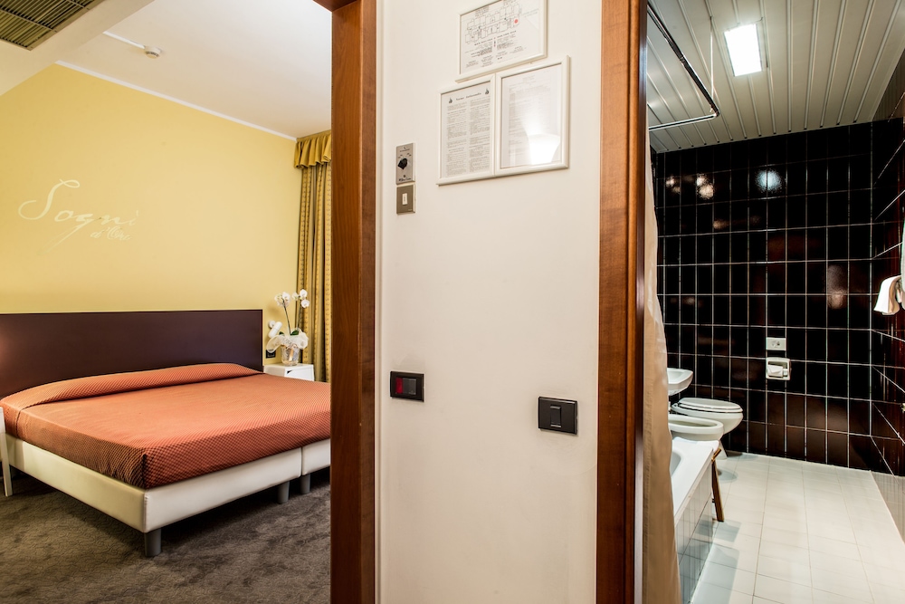 Hotel Mirage 20/66