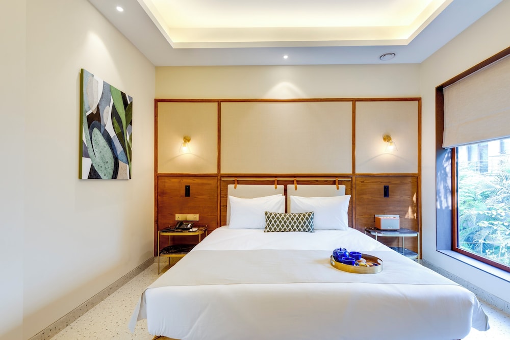SIGNATURE, LIVING AREA