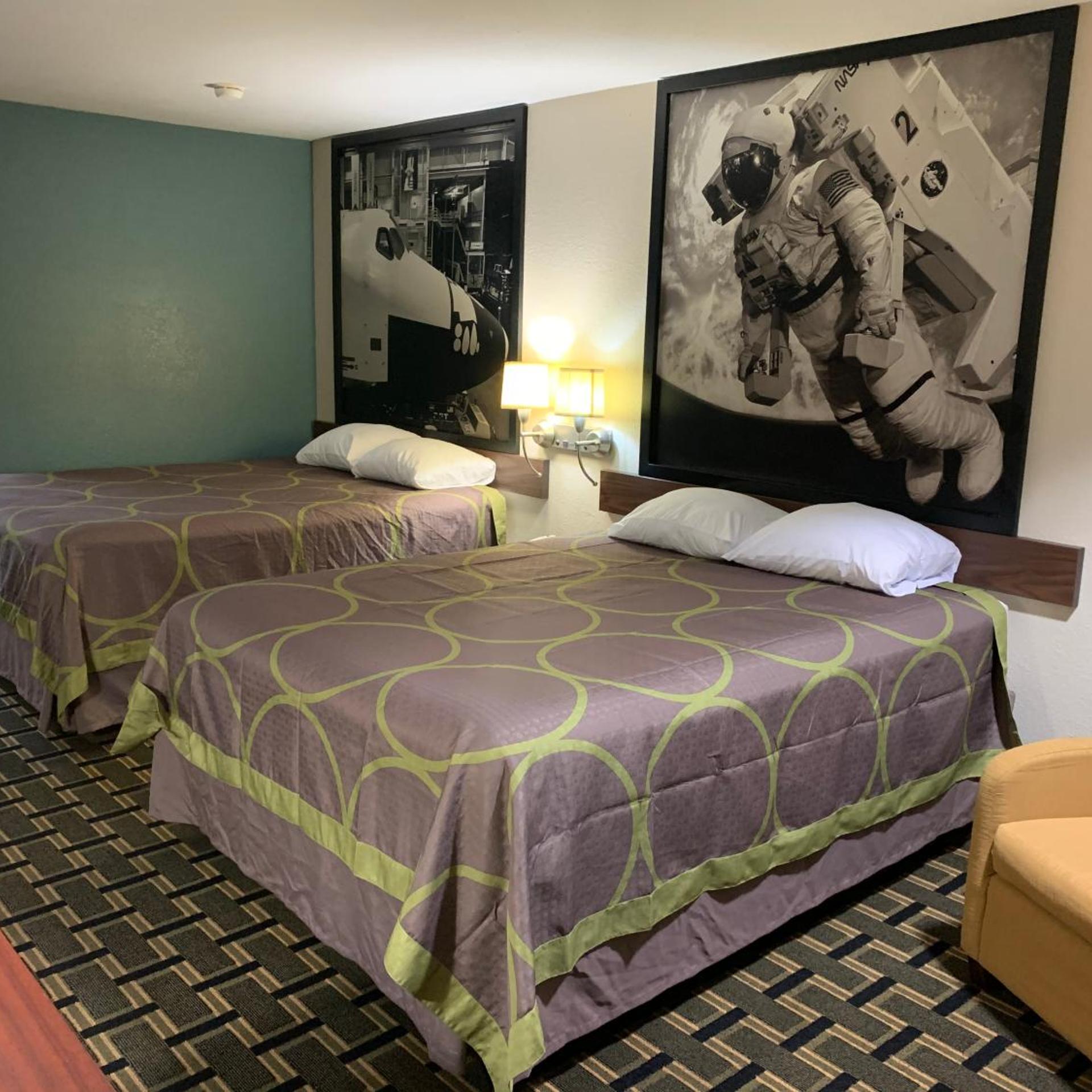 Hotel Baytown/I-10 10/56