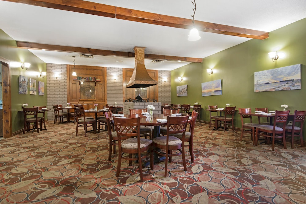 Quality Inn & Conference Centre Midland 48/54