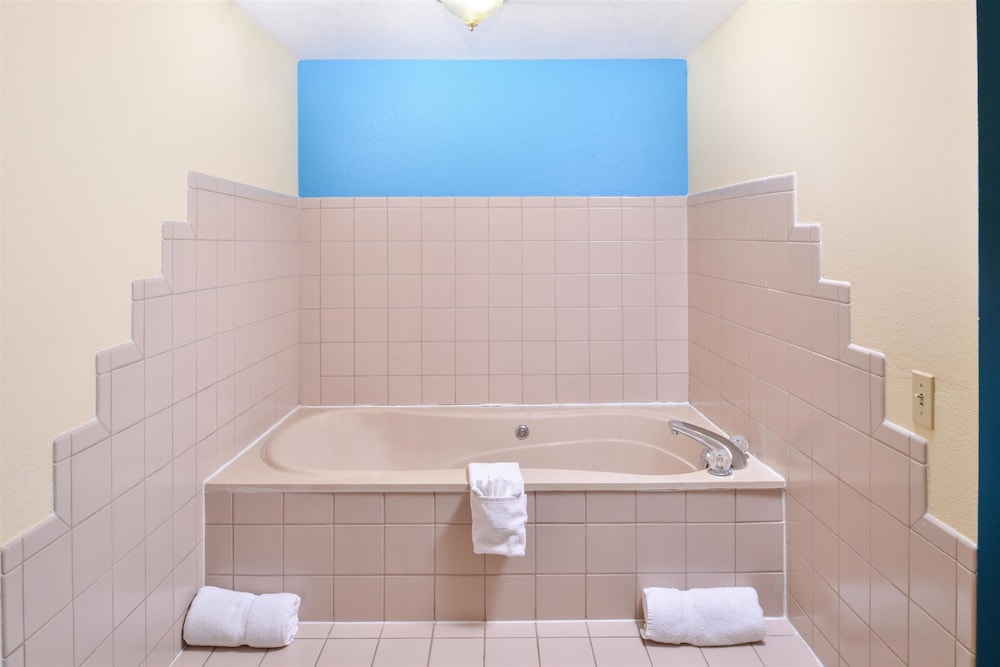 Americas Best Value Inn Batesville 16/33