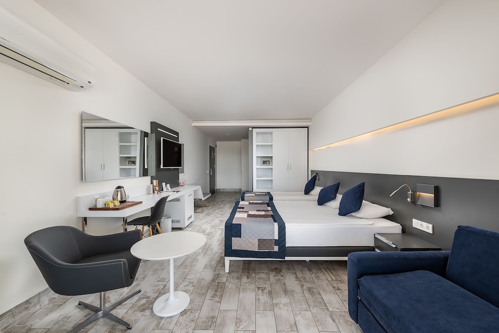 White City Beach - Adults Only +16 24/45