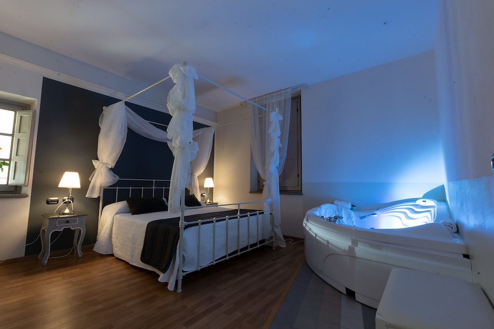 Exclusive, Queen Bed, Jetted Tub