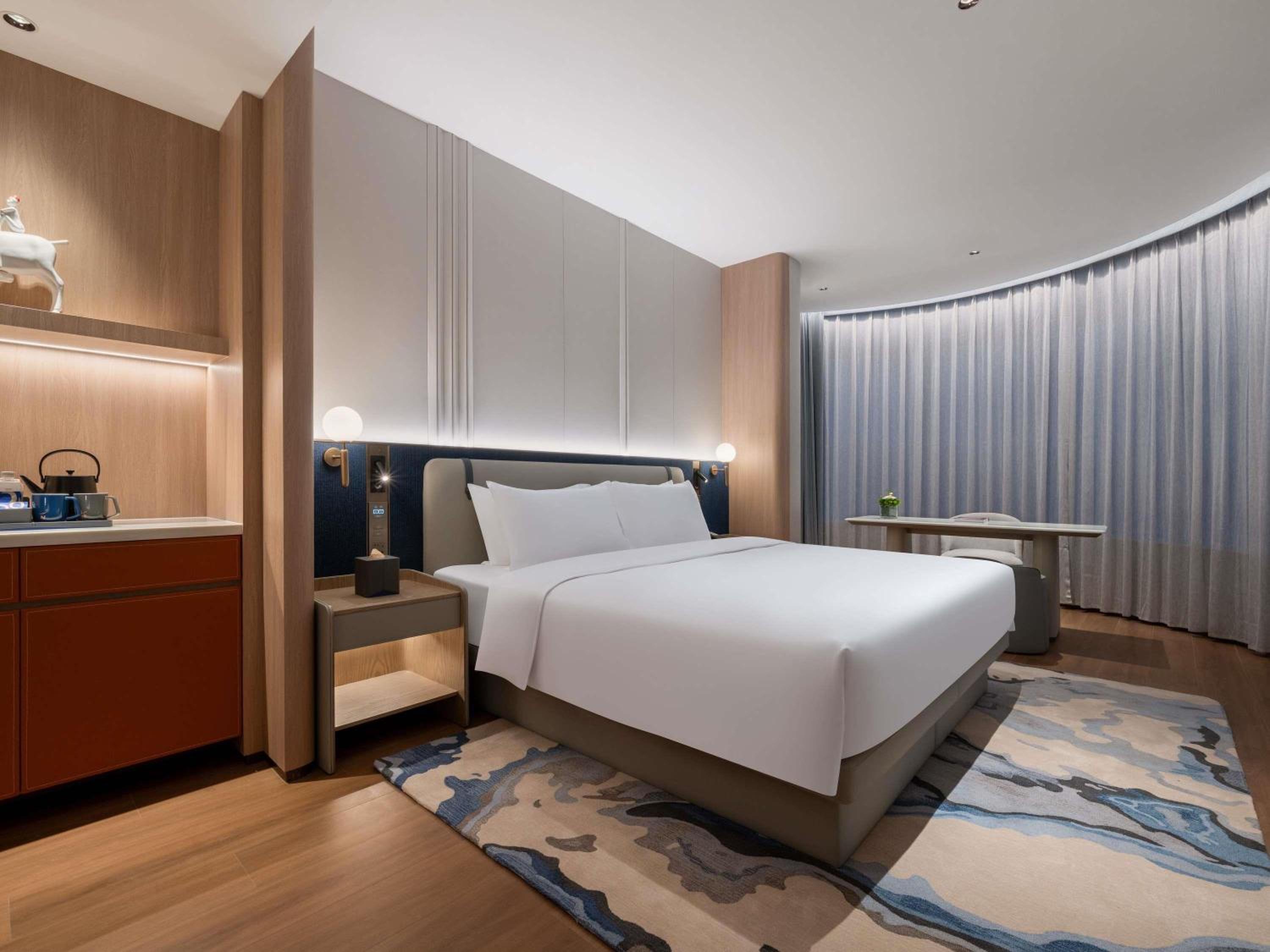 Deluxe, King Bed, City Side 2/7