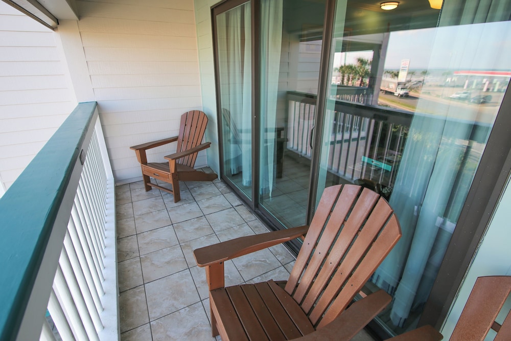 Casa Del Mar Beachfront Suites 48/82