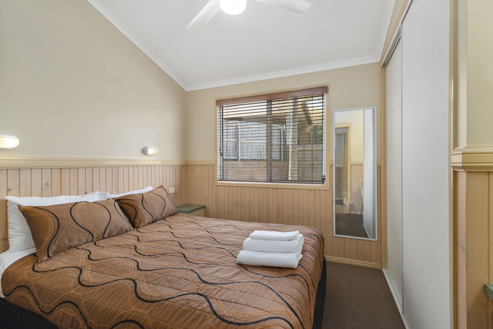 ASHMORE PALMS HOLIDAY VILLAGE 22/78