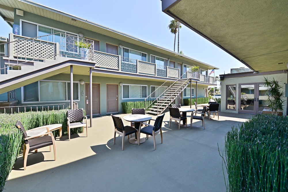 THE INN AT EAST BEACH 30/35