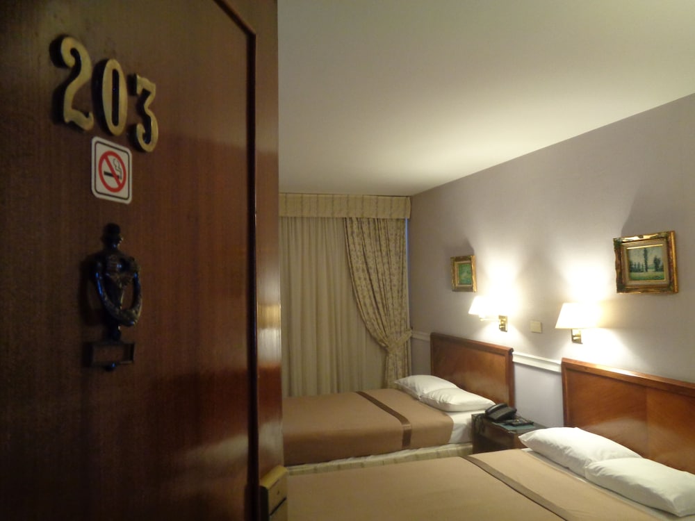Premier Hill Suites 36/68
