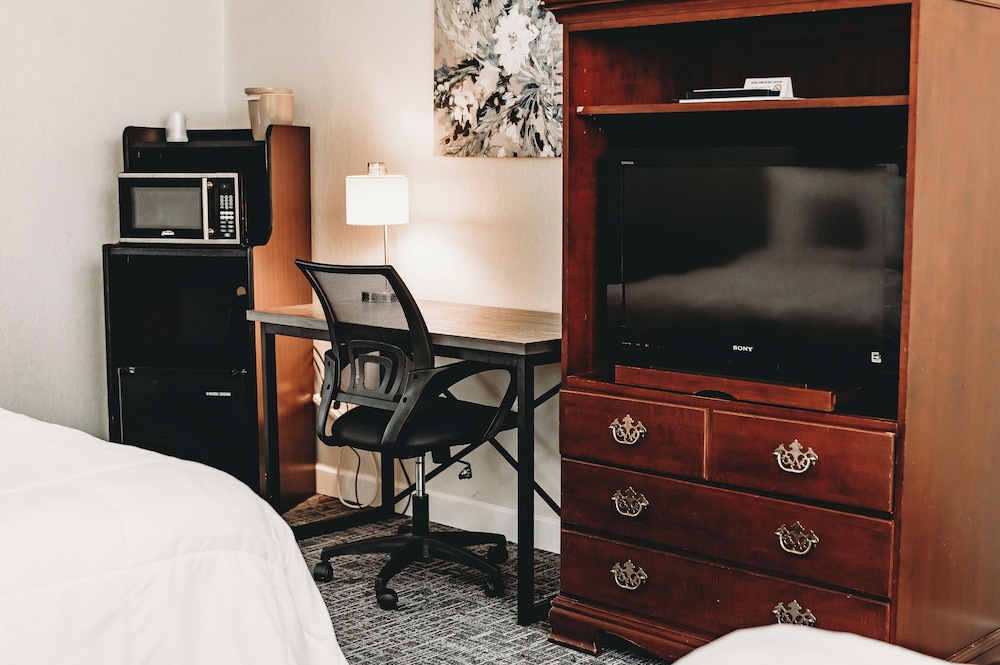 The Bicentennial Inn 49/60