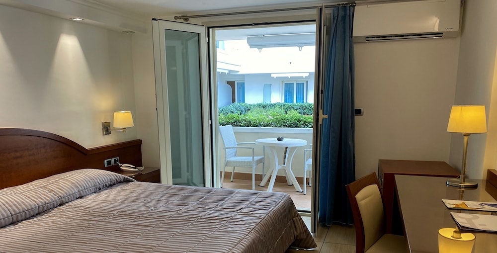 ECONOMY, DOUBLE OR TWIN BED