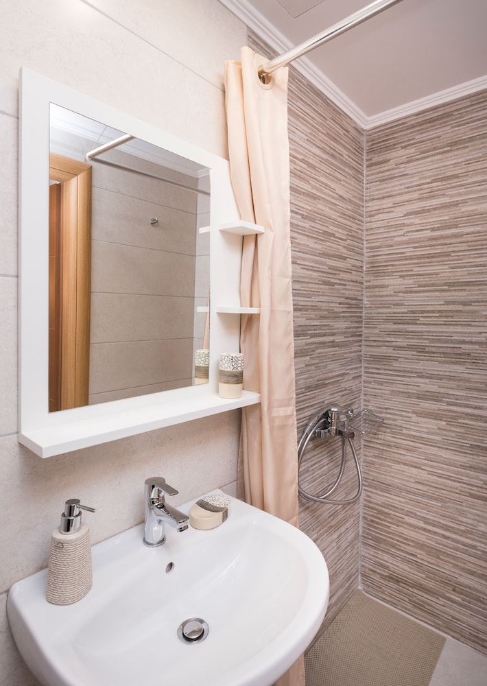 Athina Apartments 39/41