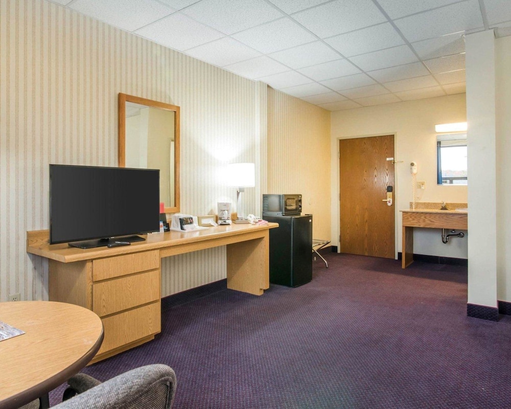 Econo Lodge Manchester, NH 5/28
