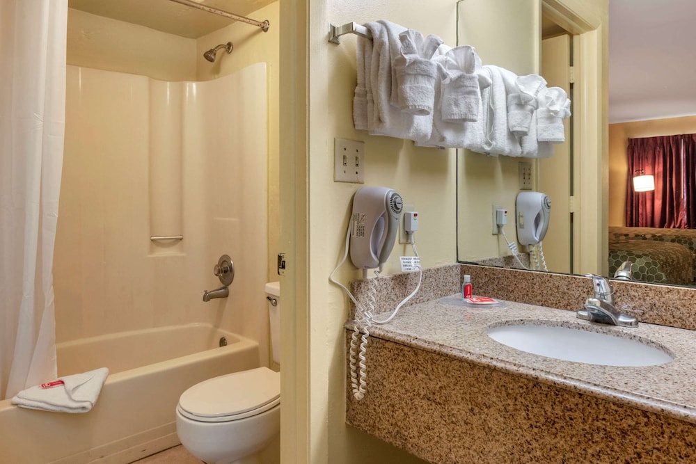 Econo Lodge Inn Suites Maingate Central 30/33