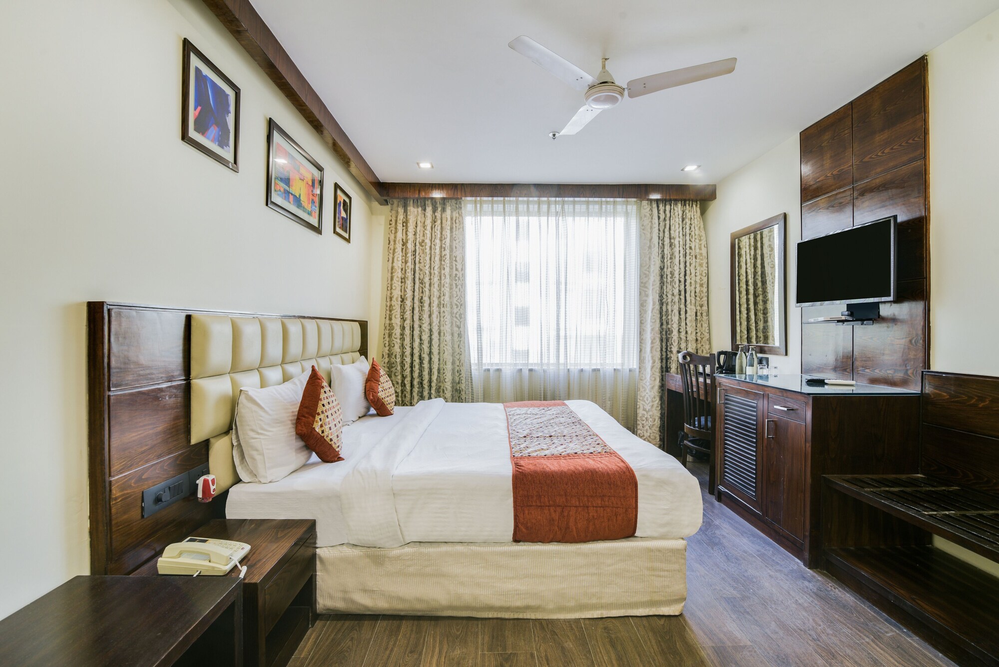 غرفة تنفيذية بسرير كينج، Hotel Blue Stone - Nehru Place 7/10
