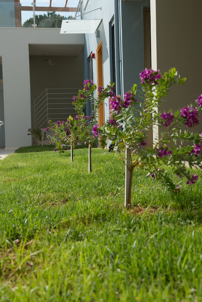 Mantinia Bay Hotel 41/45