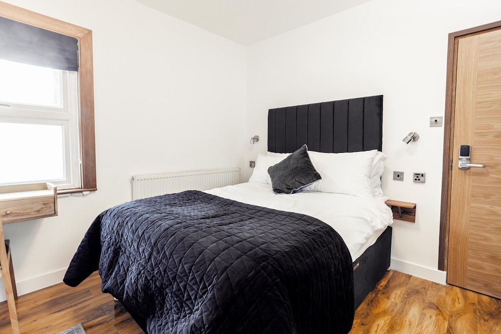FENNERS HOTEL 4/32