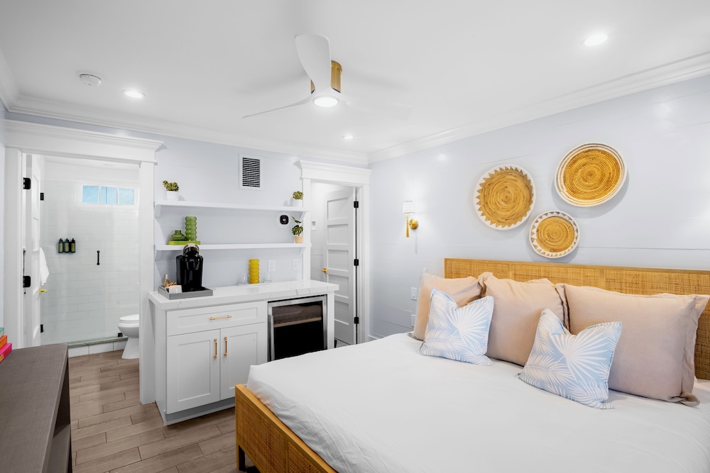 Island, King Bed